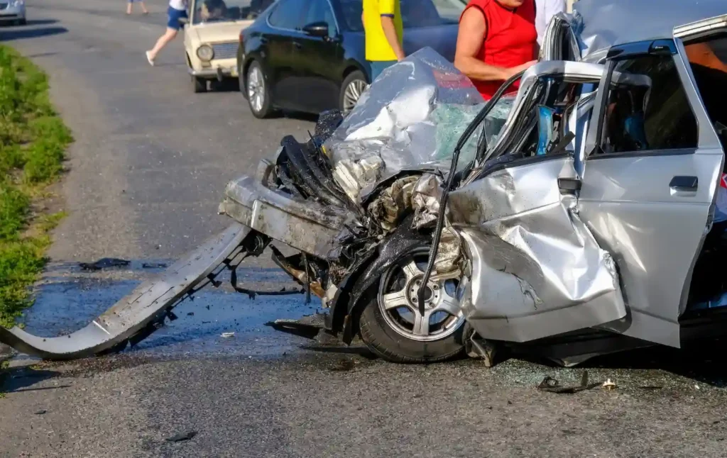 Escena de un accidente de tránsito en una calle de Uruguay, relevante para la Ley SOA.