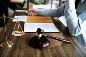 Abogado penalista revisando documentos para presentar una denuncia eficaz.